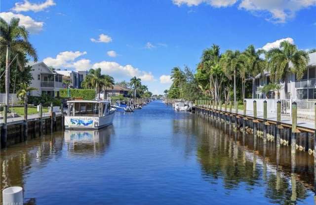 ** CANAL VIEW 2 BEDROOM\2 BATH CONDO ** SEASONAL OR ANNUAL ** BLUE POINT CLOSE TO DOWNTOWN NAPLES AND NAPLES BEAUTIFUL BEACHES ** CANAL BOAT SLIP AVAILABLE ** photos photos