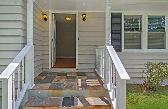 4 Bedroom 3.5 Bath Split Level Home on Large Level Lot In Austell Gallery 4