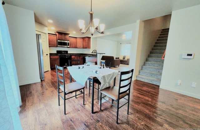 Welcome Home - 4 Bedroom 2.5 bath Home in Meridian Available Now - 4676 North Dyver Avenue, Meridian, ID 83646