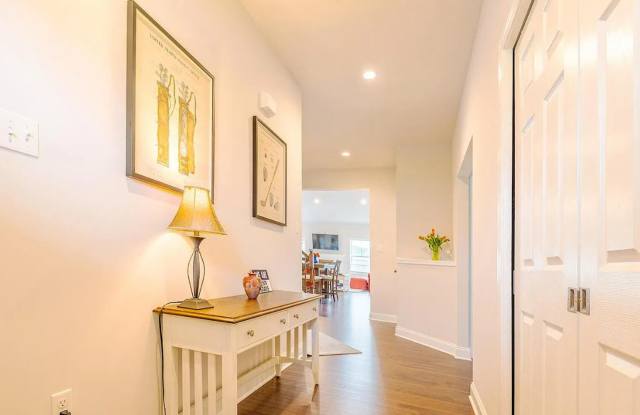 3-Bedroom, 2.5 Bathroom Townhouse in Kingston Village Gallery 4