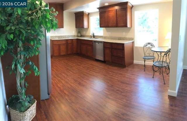 1448 Rosal Ln FRONT HOUSE Gallery 2