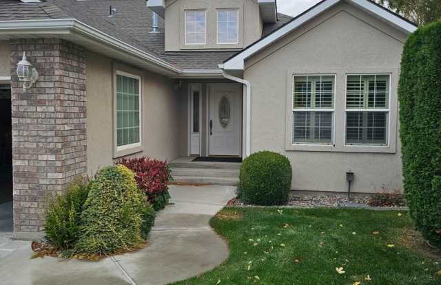 Townhouse located near Canyon Rim Parkway and tons of shopping photos photos
