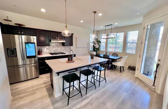 $2,395 Belmont & Fowler, Gated Community & Pool With Solar - 3 bed, E. Overlook Way, Fresno Gallery 1