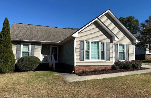 Beautiful 3 Bedroom Cul-de-Sac Home with Fenced Backyard and Garage! Gallery 1
