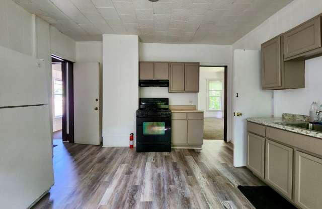 Spacious 5 Bedroom 2 Full Bath House | Front Porch | Back Yard | Off Street Parking | in-Unit Laundry Hookups photos photos