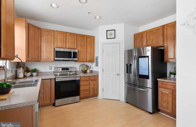 17405 N VILLAGE MAIN BOULEVARD Gallery 4