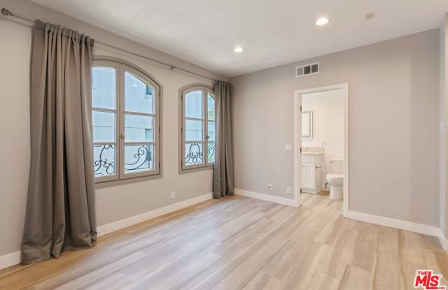9249 Burton Way Gallery 3