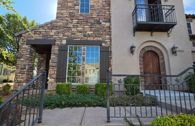 Three Bedroom Town home in Tuscan Hills Gallery 4