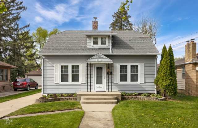 Three Bedroom Home Near Aurora University photos photos Three Bedroom Home Near Aurora University photos photos