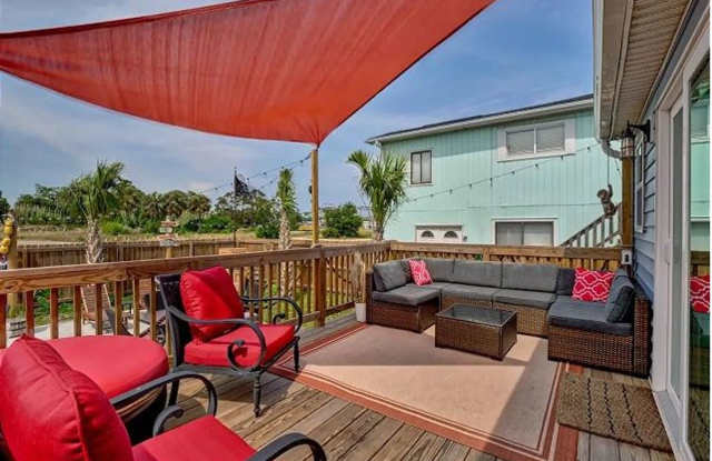 LAVISHLY FURNISHED PIRATE-THEMED OFF-SEASON BEACH GETAWAY - 112 Winner Avenue, Carolina Beach, NC 28428