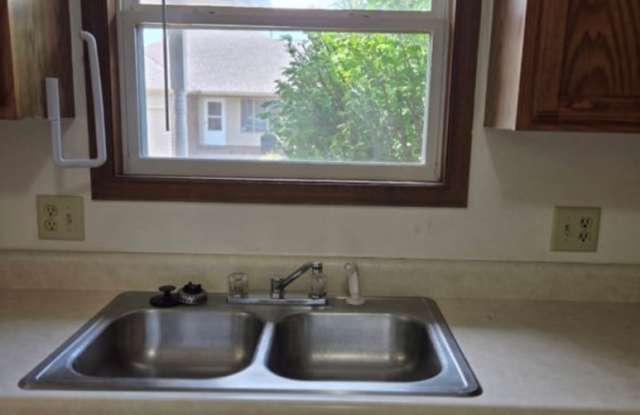 2 bed 1 bath duplex w/ garage! Gallery 4