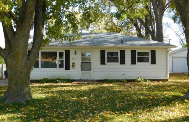 1011 18th St SW - 1011 18th Street Southwest, Cedar Rapids, IA 52404