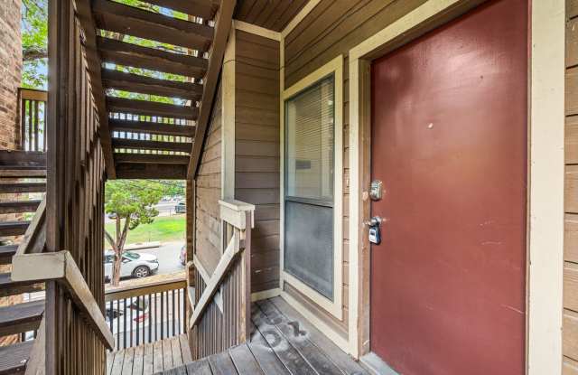 PARK PLACE - ACROSS FROM DKR STADIUM - 1BD / 1BA With Study - WOOD FLOORS - W/D Gallery 1