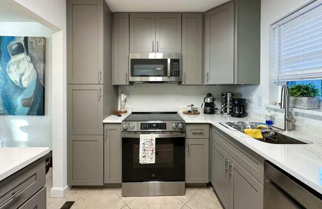 7920 SUN ISLAND Drive S Gallery 4