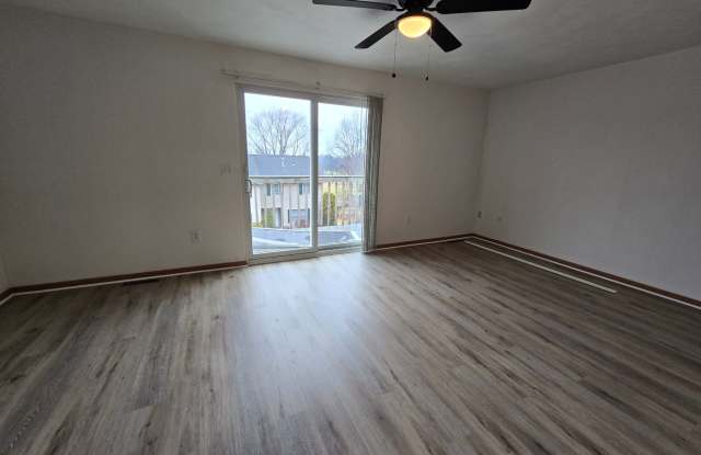 Large 2 Bedroom Townhouse - Burrell School District - Next to Hill Crest Country Club Gallery 4