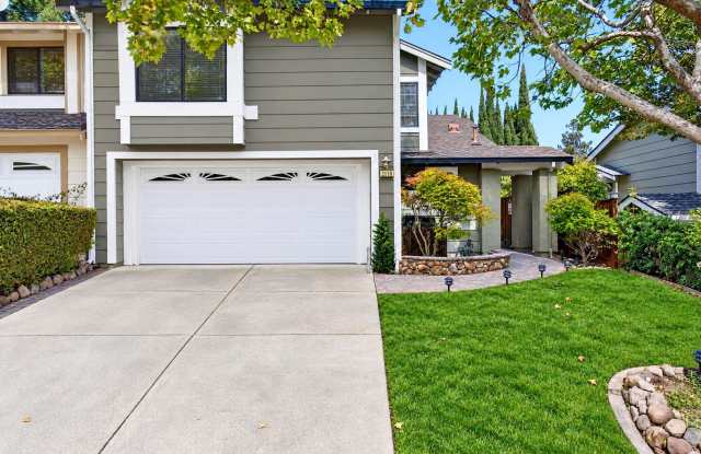 Beautiful Martinez Townhome | Vaulted Ceilings |Private Yard | 2-Car Garage Gallery 4