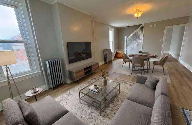 Renovated Large Five Bedroom 1.5 Bathroom In York! photos photos