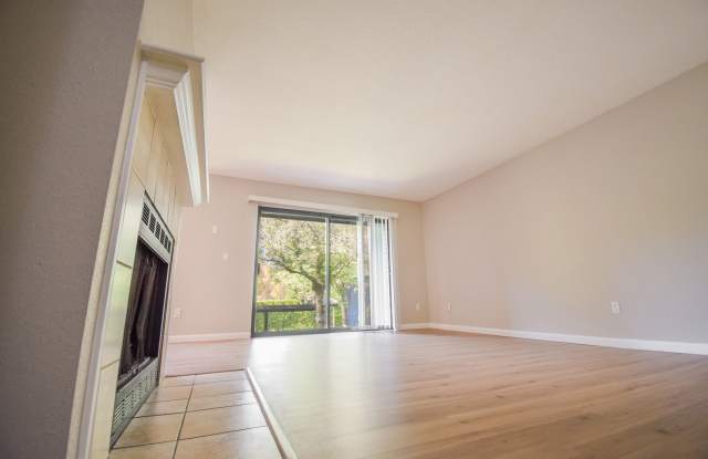 Beautiful condo in Murrayhill Woods, comes with Carport parking spot! Downstairs unit! Gallery 3