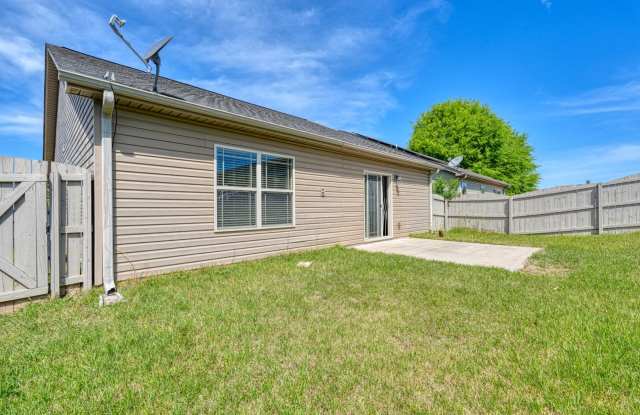 Beautiful 3BR/2BA Home with Fenced Yard & Community Pool! Gallery 3