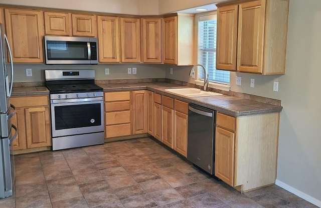 Large 4 bedroom SE Bend home with office/flex space! Gallery 2