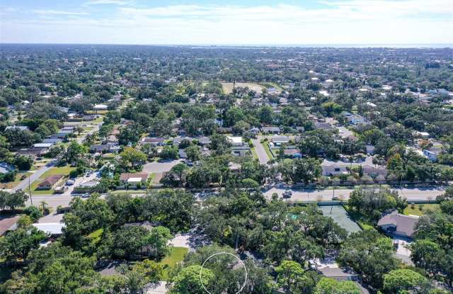 4799 OAK FOREST Drive W Gallery 2