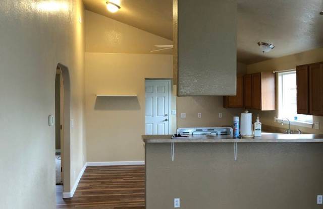 553 NE Meadow Ave Gallery 2