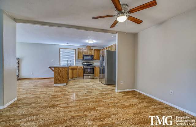 Large Ranch-style home with 3 Bed 2 Bath in La Center! photos photos