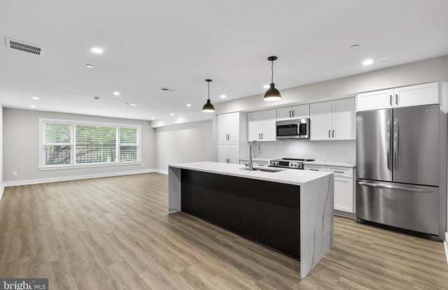 2144 LOMBARD Gallery 1