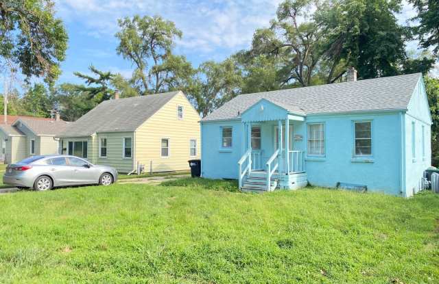 Cozy 4 bed 1.5 bath with a detached garage - 3723 Himebaugh Avenue, Omaha, NE 68111