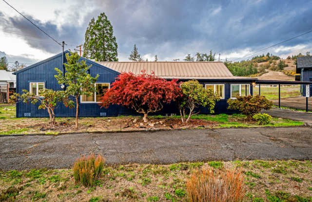 Fully Remodeled 3 Bedroom Home in Historic Oakland - 1223 Locust Street, Oakland, OR 97462