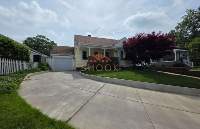 UNIQUE AND COZY 3 BR + BONUS ROOM HOME photos photos