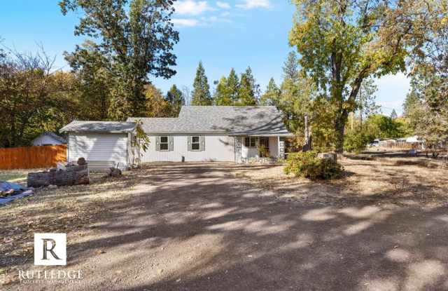 Beautiful 3 Bedroom Home on 1.25 Acres in Shady Cove Gallery 3