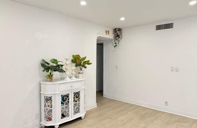 Charming 2-Bedroom First-Floor Corner Condo | Central Las Vegas Gallery 3