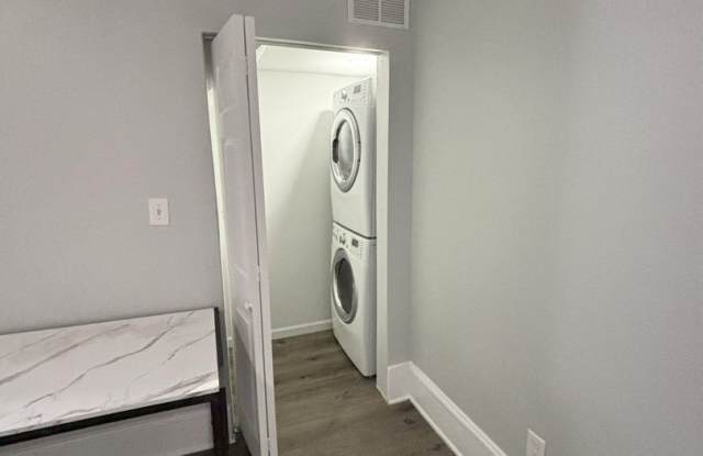 4 BR/4BA Beautifully remodeled townhome Gallery 4