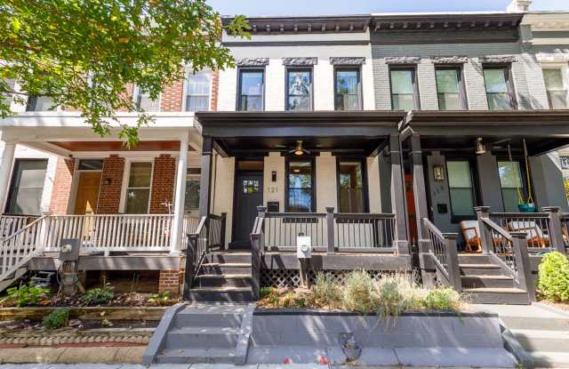 Beautifully Updated 4 Bed/3.5 Bath Row-Home Near Lincoln Park photos photos