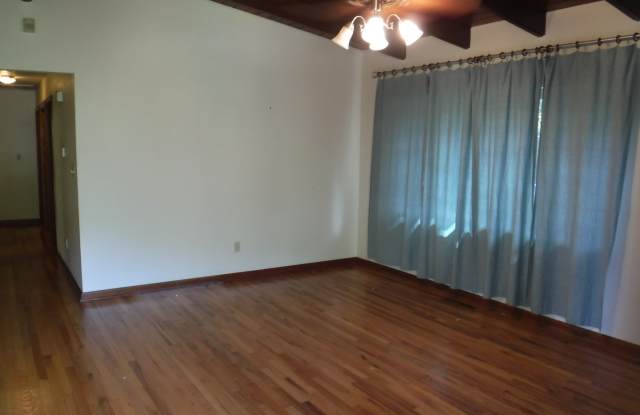 Secluded 3 BR / 2 BA home at end of cul-de-sac Gallery 4
