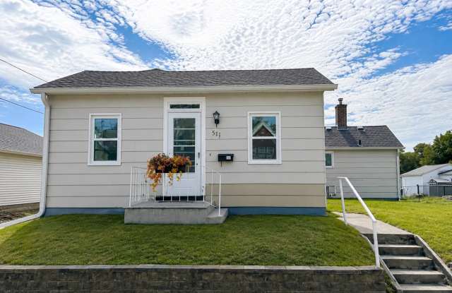 Charming 2-Bedroom Clinton Home with Garage! photos photos