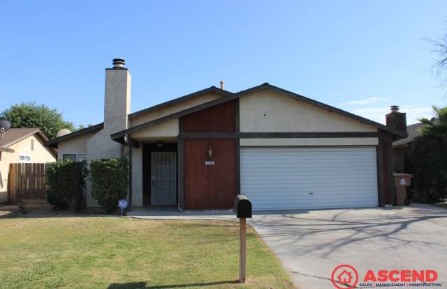 Cozy 3BD/2BA Home in Bakersfield's 93313 — Fireplace, Backyard! photos photos