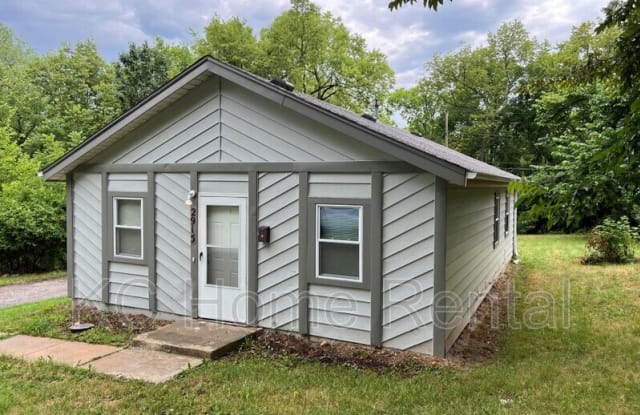 2915 E 77th Ter - 2915 East 77th Terrace, Kansas City, MO 64132