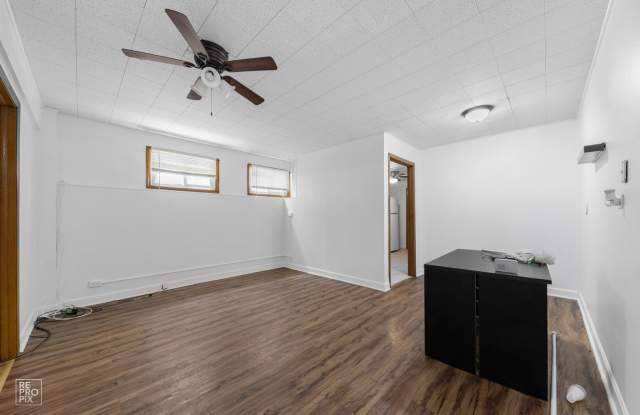 Large Skokie Basement Apartment with Free Utilities Gallery 4