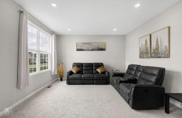 Luxury Five Bedroom Plainfield Rental Gallery 3