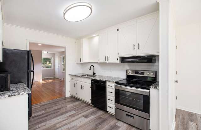 Move in Special!! Beautiful 3BR/2BA w/ Garage  Fenced Yard photos photos
