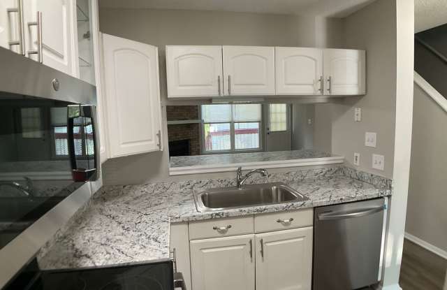 Beautifully Renovated 3 Bedroom Durham Townhome! Gallery 4