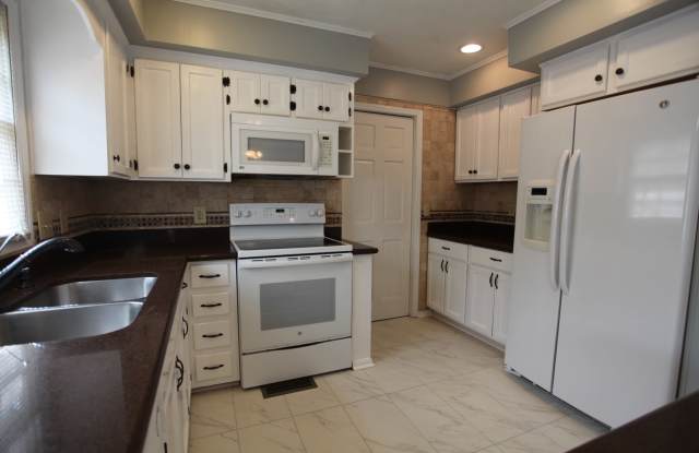 5 Bed / 3.5 Bath House with Fenced Yard & Double Garage - Available February 2027! Gallery 3