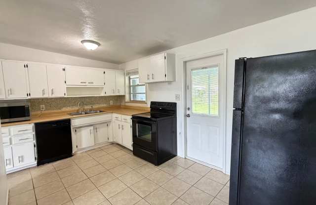 Unfurnished/Yearly single family home 3br/1ba/1car gar available now in Seminole! Gallery 4