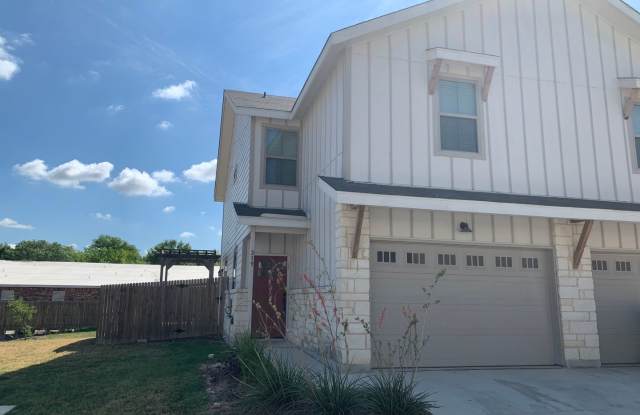 3/2.5/1.5 Duplex /Easy access to I-35 / Fridge, Washer, Dryer / Fenced in yard / NBISD photos photos