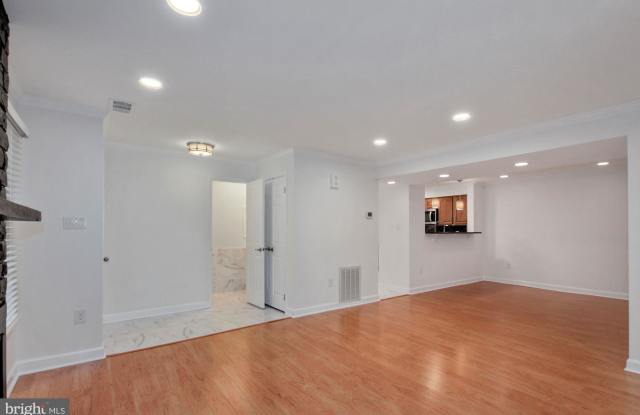 5801 W LINDEN SQUARE COURT Gallery 4