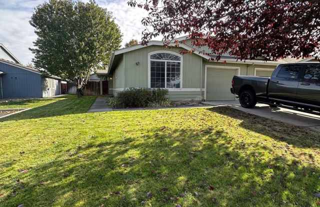 Single Level 2 Bedroom / 2 Bathroom Duplex in NE Redmond - 1514 Northeast 5th Street, Redmond, OR 97756