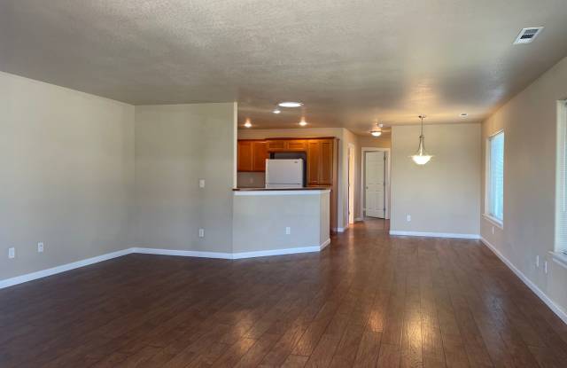 55 Plus Community-1 Bedroom 1 Bath---Bonus Room/Office Space-Located in Friendly Central Point photos photos