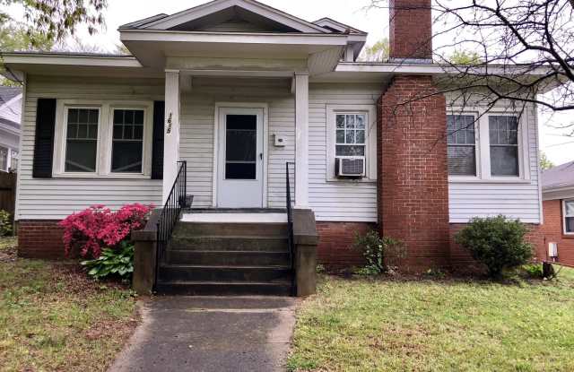 Lovely 3 Bedroom Home Walking Distance to UNCG - 1615 Walker Avenue, Greensboro, NC 27403